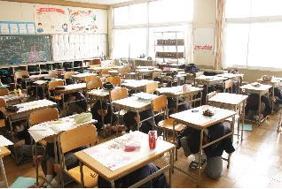 学校で地震が起きた場合の身を守る具体的方法
